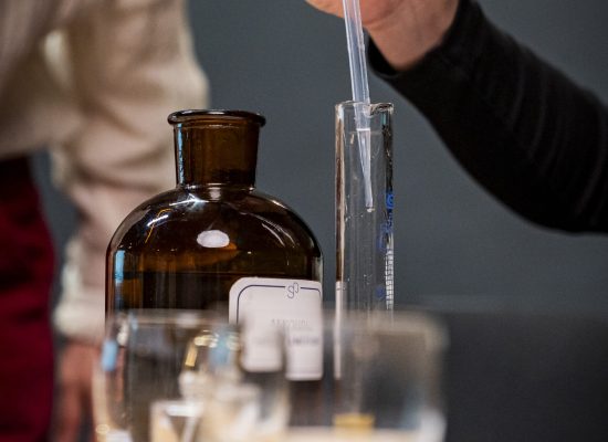 mieszanie nut zapachowych w celu stworzenie swojego wlasnego zapachu